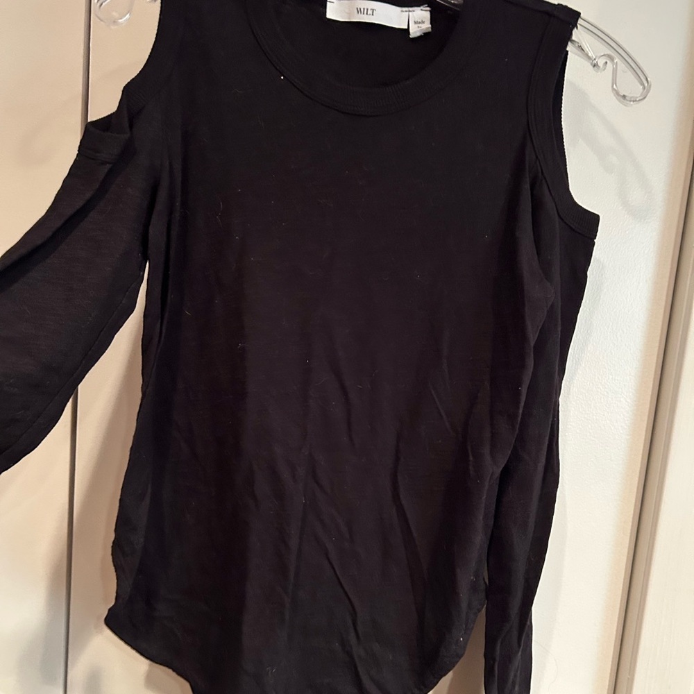 Wilt- black cold shoulder long sleeve top
Rounded bottom hem
Size xs NEW